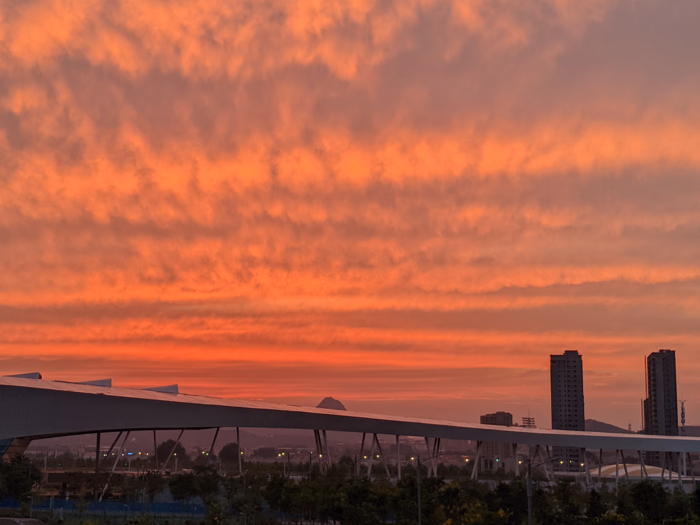 火烧云燃烧的天空下城市建筑的剪影
