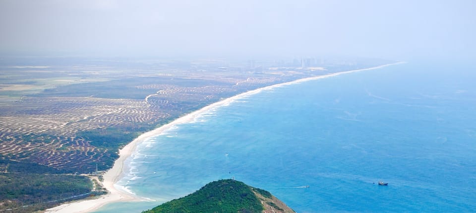 俯瞰绵长的海岸线、沙滩与碧蓝海水